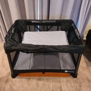 4Moms Breeze Play yard with removable bassinet